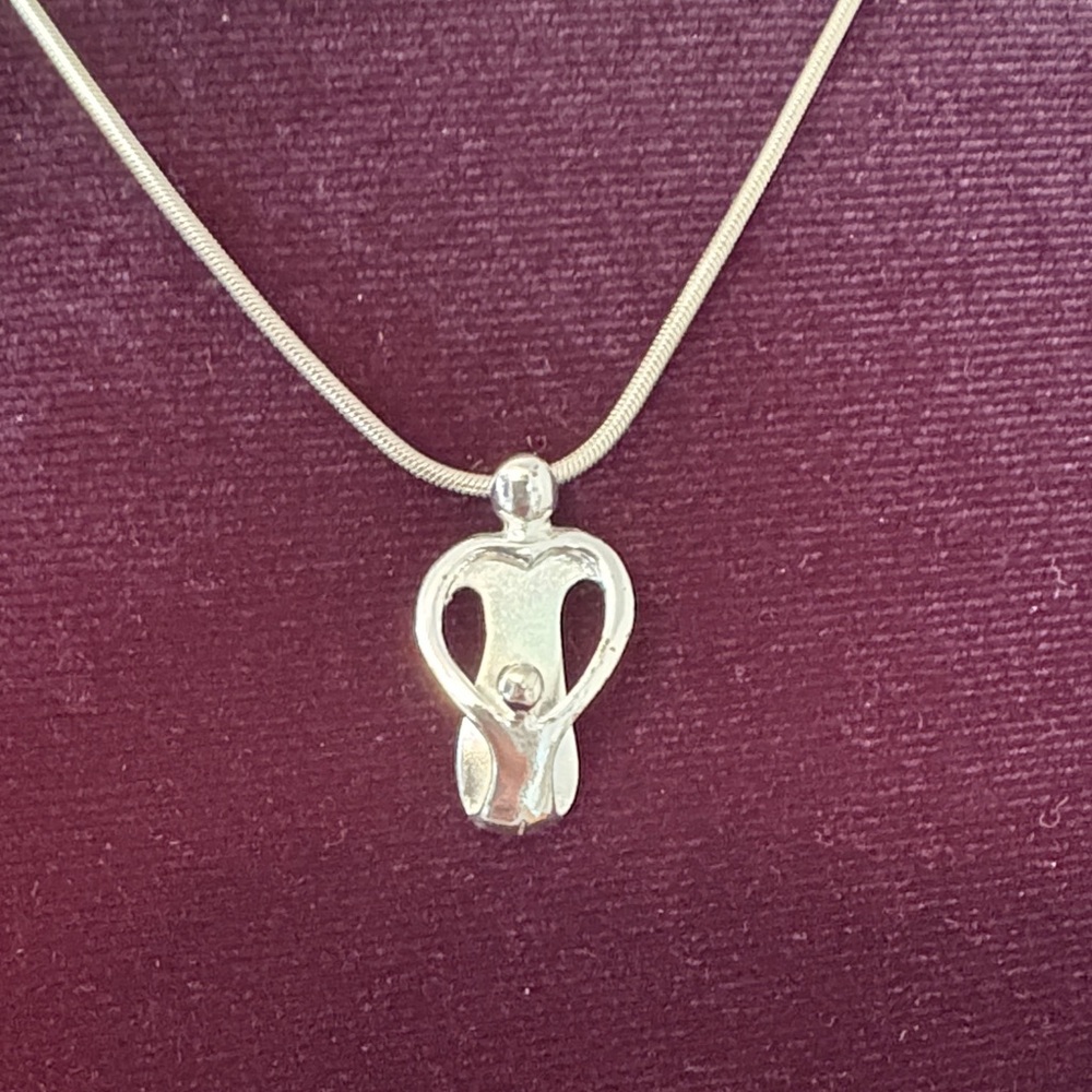 Sterling Silver Mother/Child pendent on silver chain - Picture 1 of 4